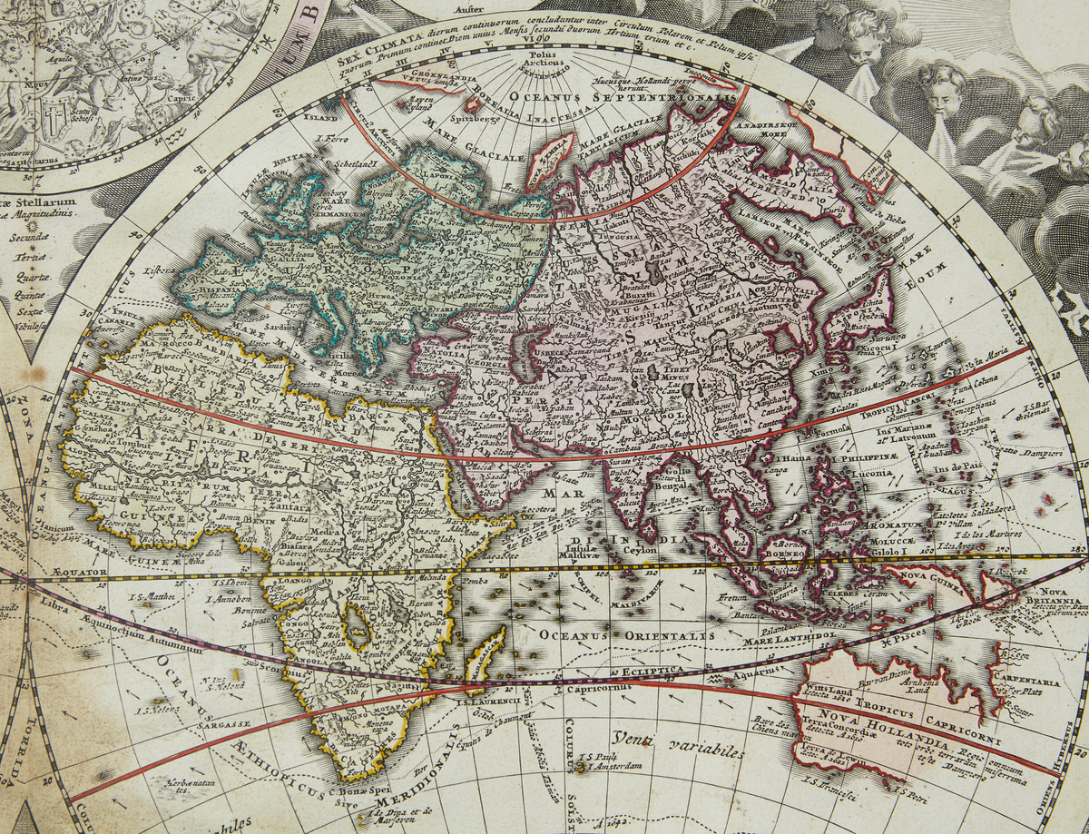 Inbunden atlas omfattande 18st kartor som visar Planigglobi Terrestris Cum utroq Hemisphaerio Caelesti, Europa, Asien, Afrika, Amerika, Spanien, Frankrike, Stor Britannien, Tyskland, Schweiz, Italien, Romariket, Danmark, Skandinavien, Polen, Lituaen,  Ryssland, Greekland floden Donau med mera. Inbuden med svart läder dekorerat med guldpräglat emblem föreställande ett astronomiskt instrument.