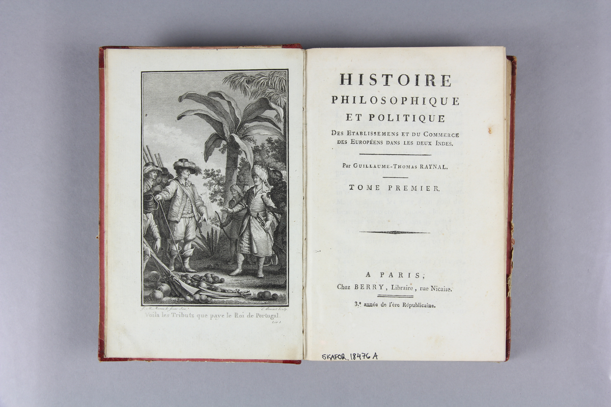Bok, del av bokband på tio delar, halvfranskt band med guldprägling på ryggen. Pärm av rött papper. Titelsida med tryck. Text på första sida "Histoire Philosphique et politique, Des établissement et du commerce des Européens dans les deux indes. Tome Permier".