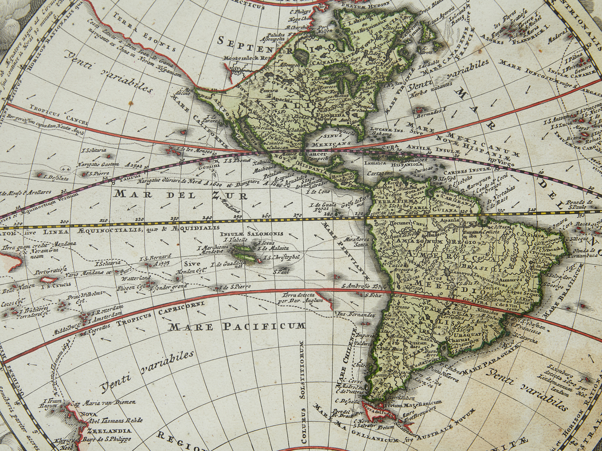 Inbunden atlas omfattande 18st kartor som visar Planigglobi Terrestris Cum utroq Hemisphaerio Caelesti, Europa, Asien, Afrika, Amerika, Spanien, Frankrike, Stor Britannien, Tyskland, Schweiz, Italien, Romariket, Danmark, Skandinavien, Polen, Lituaen,  Ryssland, Greekland floden Donau med mera. Inbuden med svart läder dekorerat med guldpräglat emblem föreställande ett astronomiskt instrument.