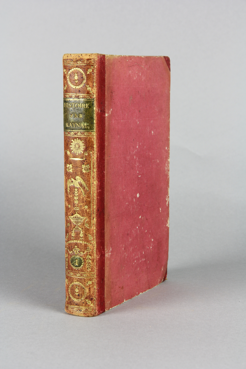 Bok, del av bokband på tio delar, halvfranskt band med guldprägling på ryggen. Pärm av rött papper. Titelsida med tryck. Text på första sida "Histoire Philosphique et politique, Des établissement et du commerce des Européens dans les deux indes. Tome Permier".