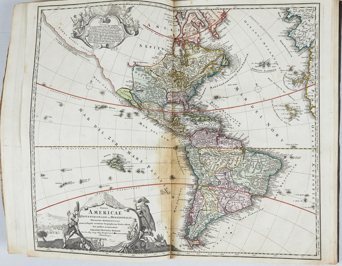 Inbunden atlas omfattande 18st kartor som visar Planigglobi Terrestris Cum utroq Hemisphaerio Caelesti, Europa, Asien, Afrika, Amerika, Spanien, Frankrike, Stor Britannien, Tyskland, Schweiz, Italien, Romariket, Danmark, Skandinavien, Polen, Lituaen,  Ryssland, Greekland floden Donau med mera. Inbuden med svart läder dekorerat med guldpräglat emblem föreställande ett astronomiskt instrument.
