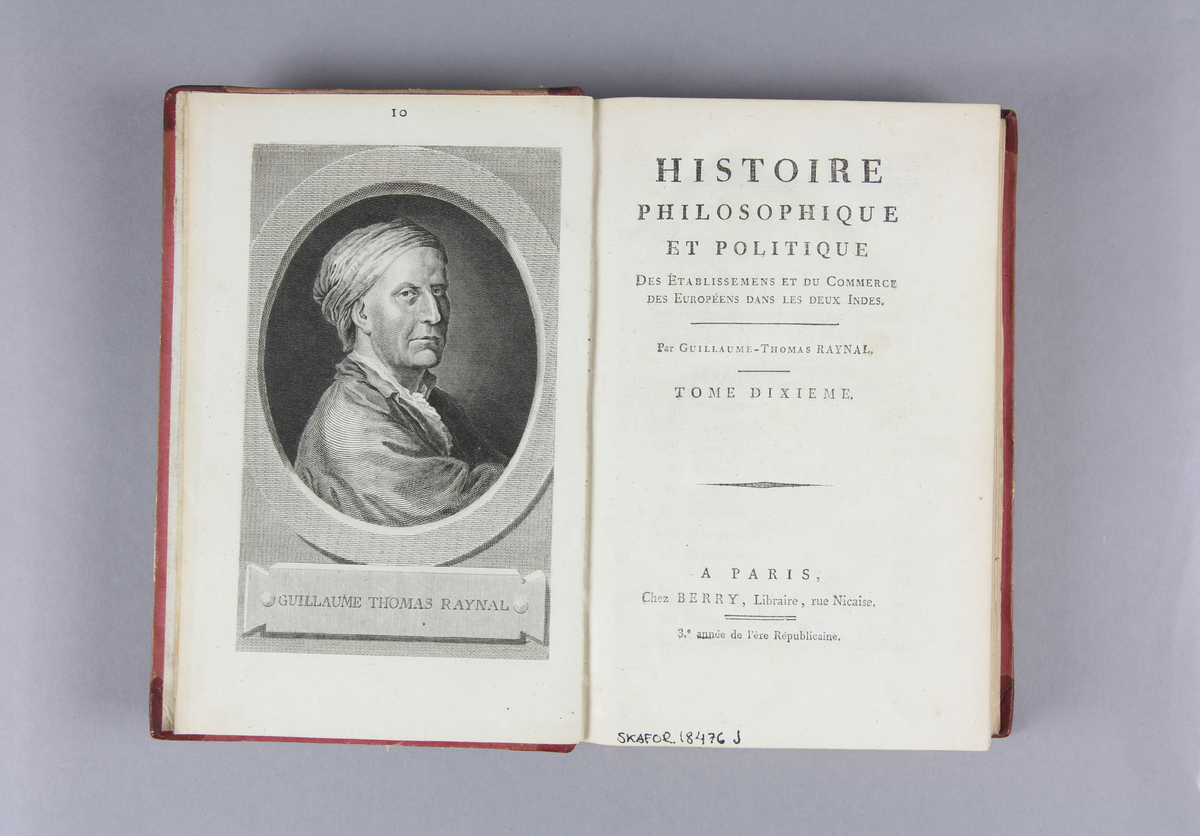 Bok del av bokband på tio delar,  halvfranskt band med guldprägling på ryggen. Pärm av rött papper. Titelsida med tryck. Text på första sida: "Histoire Philosphique et politique, Des établissement et du commerce des Européens dans les deux indes. Tome Dixieme".