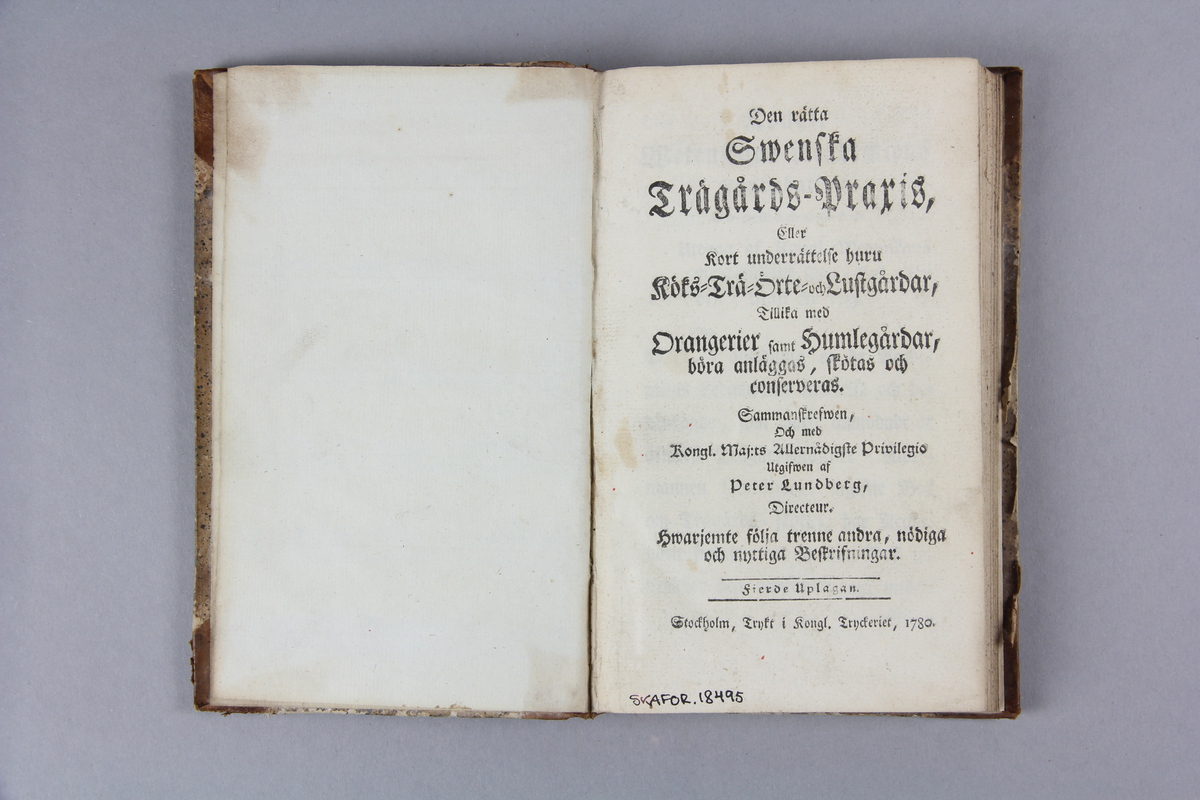 Bok med halvfranskt band med upphöjda bindninga, guldlinjerad rygg, titeletikett saknas.  Boken innehåller tio utvikbara graverade planscher. Tilläggen på slutet behandlar färgväxter, hur man planterar levande gärdsgårdare och en månadsvis uppställning av göromålen i en trädgård. Titelsida med texten: "Den rätta swenska trädgårds-praxis, eller kort underättelse huru köks-trä-örte och lustgårdar, tillika med orangerier samt humlegårdar, böra anläggas, skötas och conserveras. Sammanskrefwen, och med kongl. Maj;ts allernådigaste privilegio utgifwen. Hwarjemte följa trenne andra nödiga och nyttiga beskrifningar. Fjerde uplagan. Stockholm, Kongl. tryckeriet, 1780."