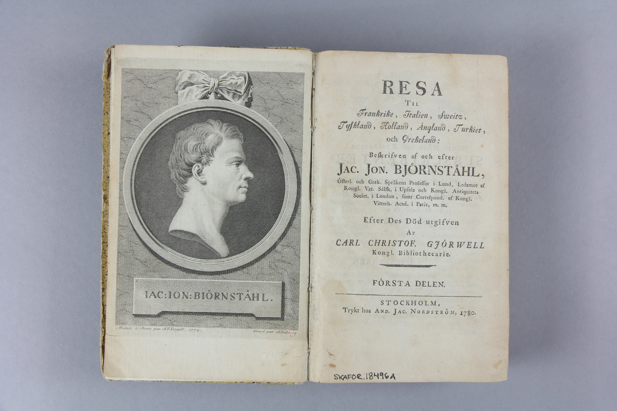 Bok, del av bokband, pappbunden, brun titeletikett i glättad papp och sparsam guldornering. Försättsblad med graverat medaljonporträtt i profil av Jacob Jonas Björnståhl utfört av G. Gillberg efter Tobias Sergel. Titelsida med texten: "Resa til Frankrike, Italien, Sweitz, Tyskland, Holland, Ängland, Turkiet  och Grekland: Beskriven af och efter Jac. Jon. Björnståhl, Österl. och Grek. Språkens Professor i Lund, Ledamot af Kongl. Vet. Sålik i Upsala och Kongl.  Antiquitets Societ. i London, samt Correspond. af Kongl. Vitterh. Acad. i Paris m.m. Efter des Död utgifven av Carl Christof. Gjörwell, Kongligbiblothecarie, Första delen, Stockholm, Tryckt hos And. Jac. Nordström 1780."