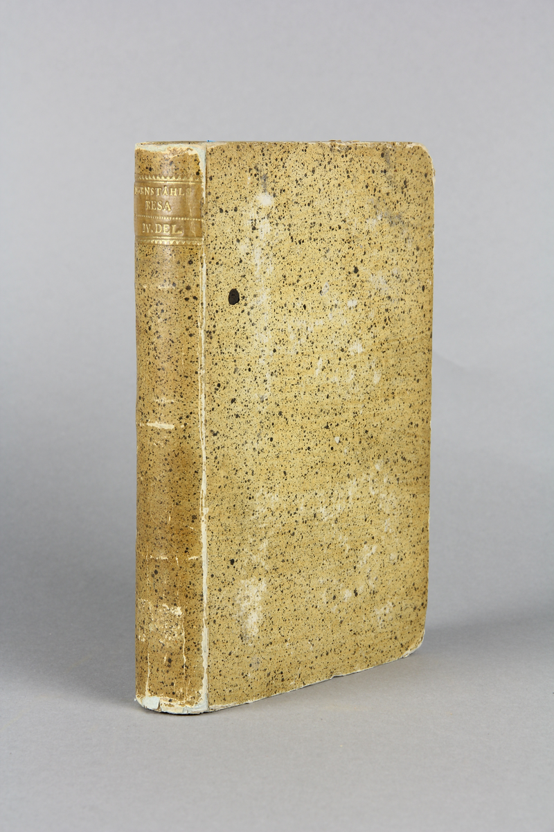 Bok del av bokband, pappbunden, brun titeletikett i glättad papp och sparsam guldornering. Titelsida med texten: "Resa til Frankrike, Italien, Sweitz, Tyskland, Holland, Ängland, Turkiet  och Grekland: Beskriven af och efter Jac. Jon. Björnståhl, Österl. och Grek. Språkens Professor i Lund, Ledamot af Kongl. Vet. Sålik i Upsala och Kongl, Antiquitets Societ. i London, samt Correspond. af Kongl. Vitterh.Acad. i Paris m.m. Efter des Död utgifven av Carl Christof. Gjörwell, Kongligbiblothecarie,  Fjerde delen, Stockholm, Tryckt hos And. Jac. Nordström 1782".