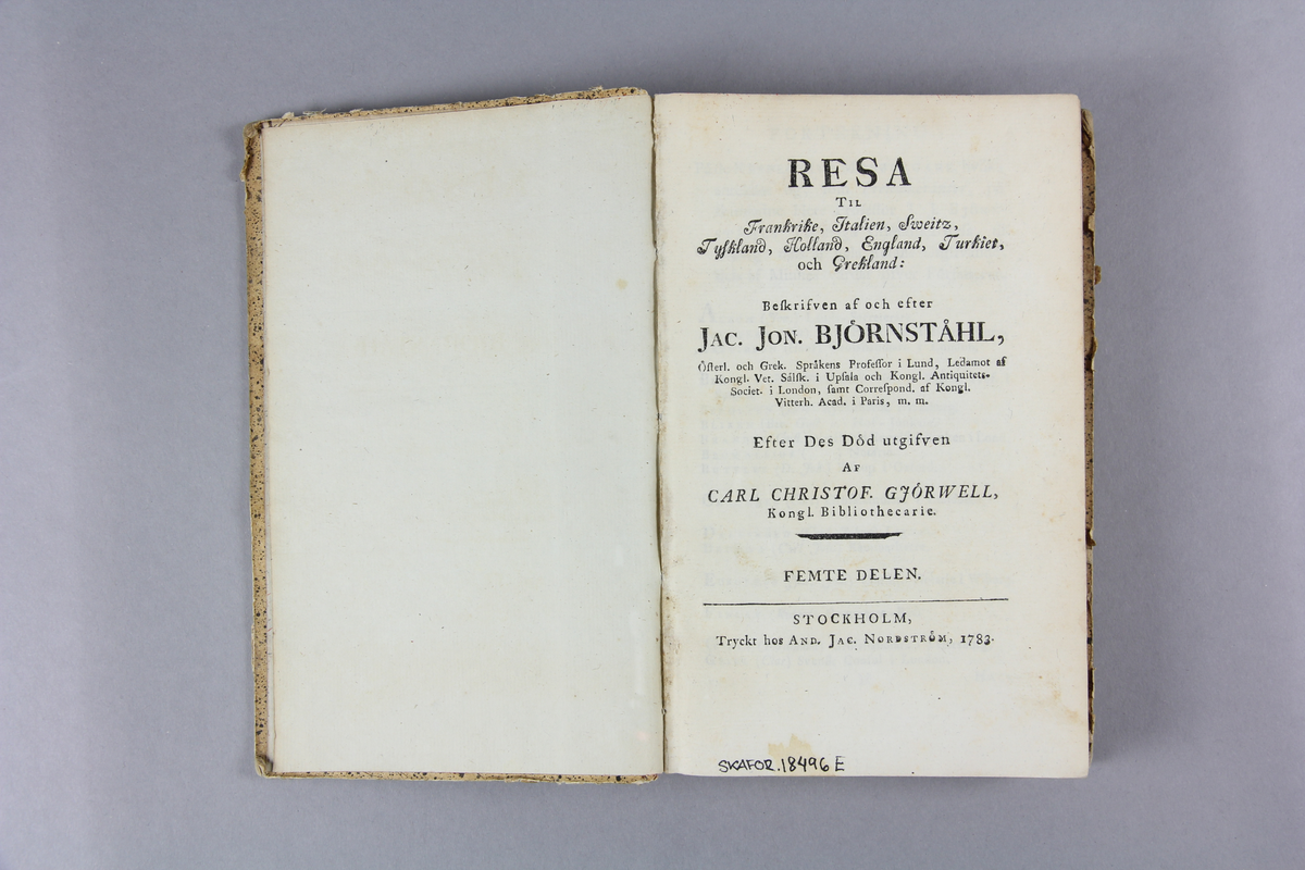 Bok del av bokband, pappbunden, röd titeletikett i glättad papp och sparsam guldornering. Titelsida med texten" Resa til Frankrike, Italien , Sweitz, Tyskland; Holland, Ängland, Turkiet  och Grekland.:, Beskriven af och efter Jac. Jon. Björnståhl, Österl. och Grek. Språkens Professor i Lund, Ledamot af Kongl. Vet. Sålik i Upsala och Kongl,  Antiquitets Societ. i London, samt Correspond. af Kongl. Vitterh.Acad. i Paris m.m., Efter des Död utgifven av Carl Christof. Gjörwell, Kongligbiblothecarie,  Femte delen, Stockholm, Tryckt hos And. Jac. Nordström 1783."