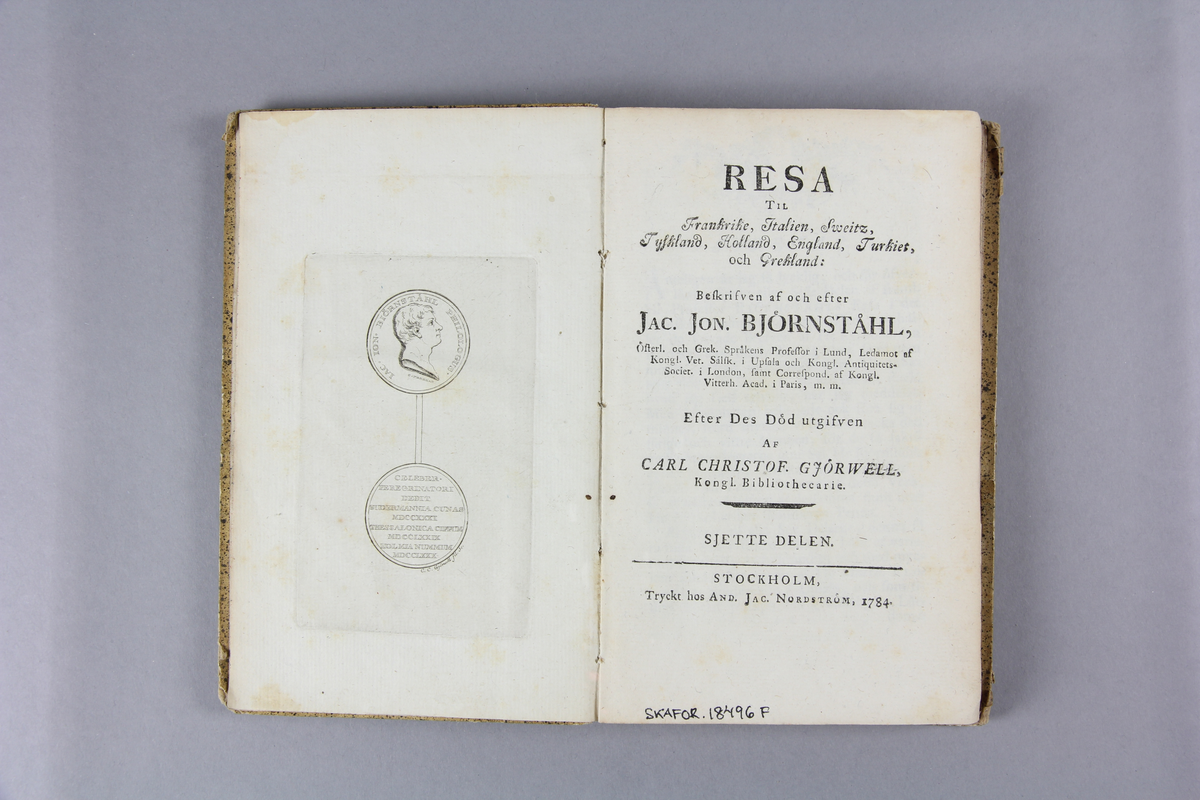 Bok del av bokband, pappbunden, röd titeletikett i glättad papp och sparsam guldornering. Titelsida med texten" Resa til Frankrike, Italien , Sweitz, Tyskland; Holland, Ängland, Turkiet  och Grekland.:, Beskriven af och efter Jac. Jon. Björnståhl, Österl. och Grek. Språkens Professor i Lund, Ledamot af Kongl. Vet. Sålik i Upsala och Kongl,  Antiquitets Societ. i London, samt Correspond. af Kongl. Vitterh.Acad. i Paris m.m., Efter des Död utgifven av Carl Christof. Gjörwell, Kongligbiblothecarie,  Sjette delen, Stockholm, Tryckt hos And. Jac. Nordström 1784.