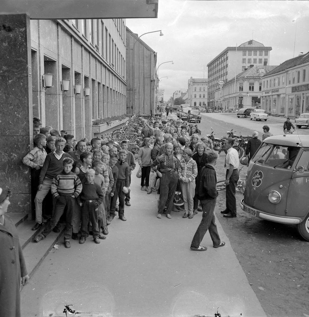 Kø ved åpningen av Svømmehallen