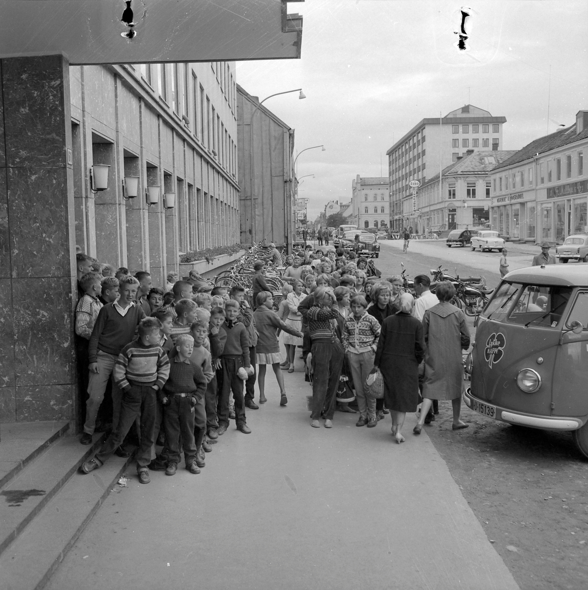 Kø ved åpningen av Svømmehallen
