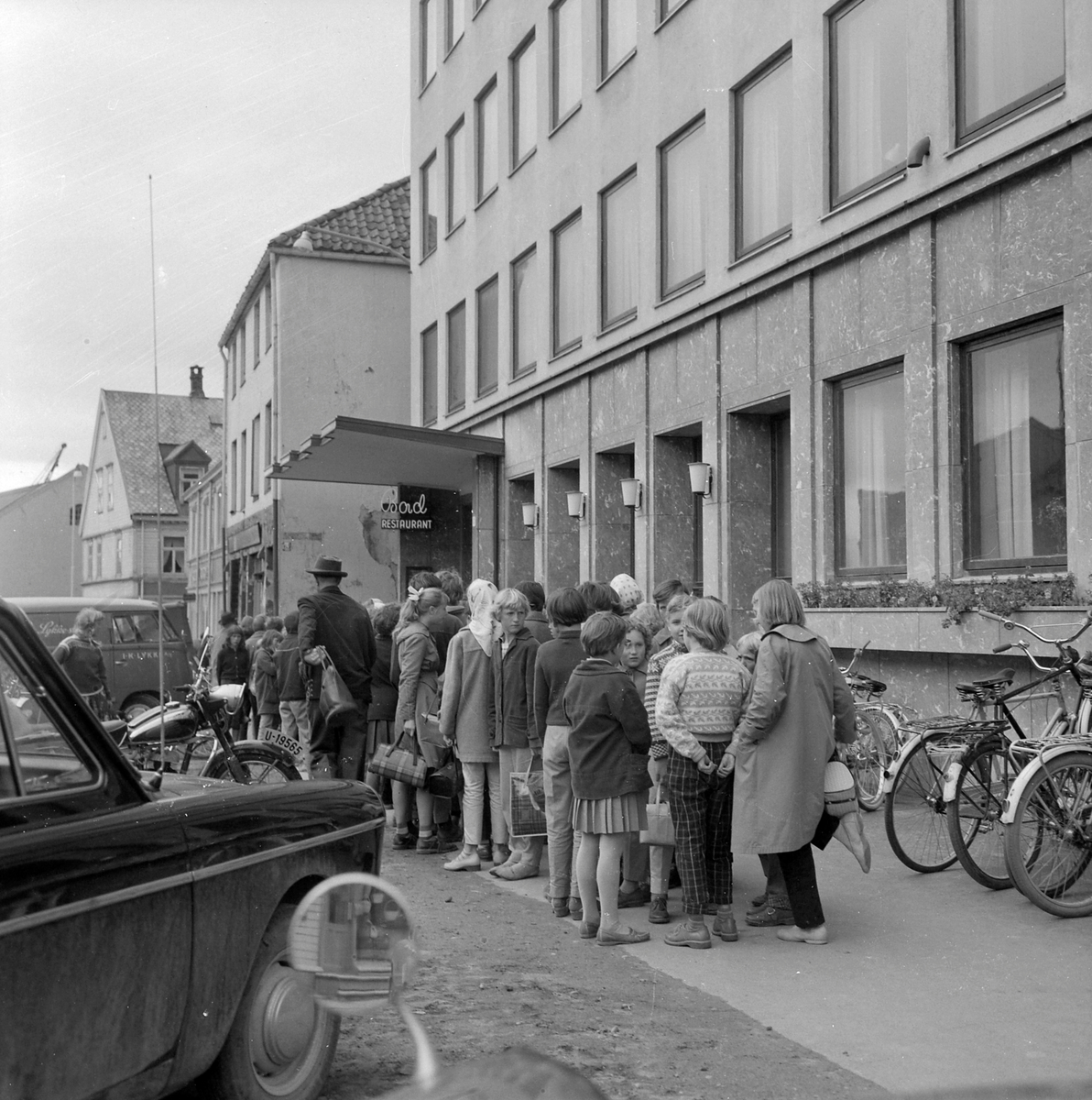 Kø ved åpningen av Svømmehallen