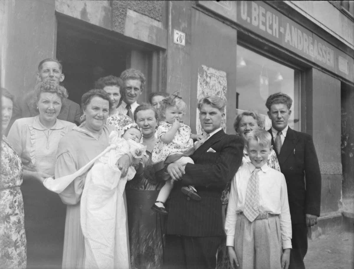 Familiegruppe i barnedåp

