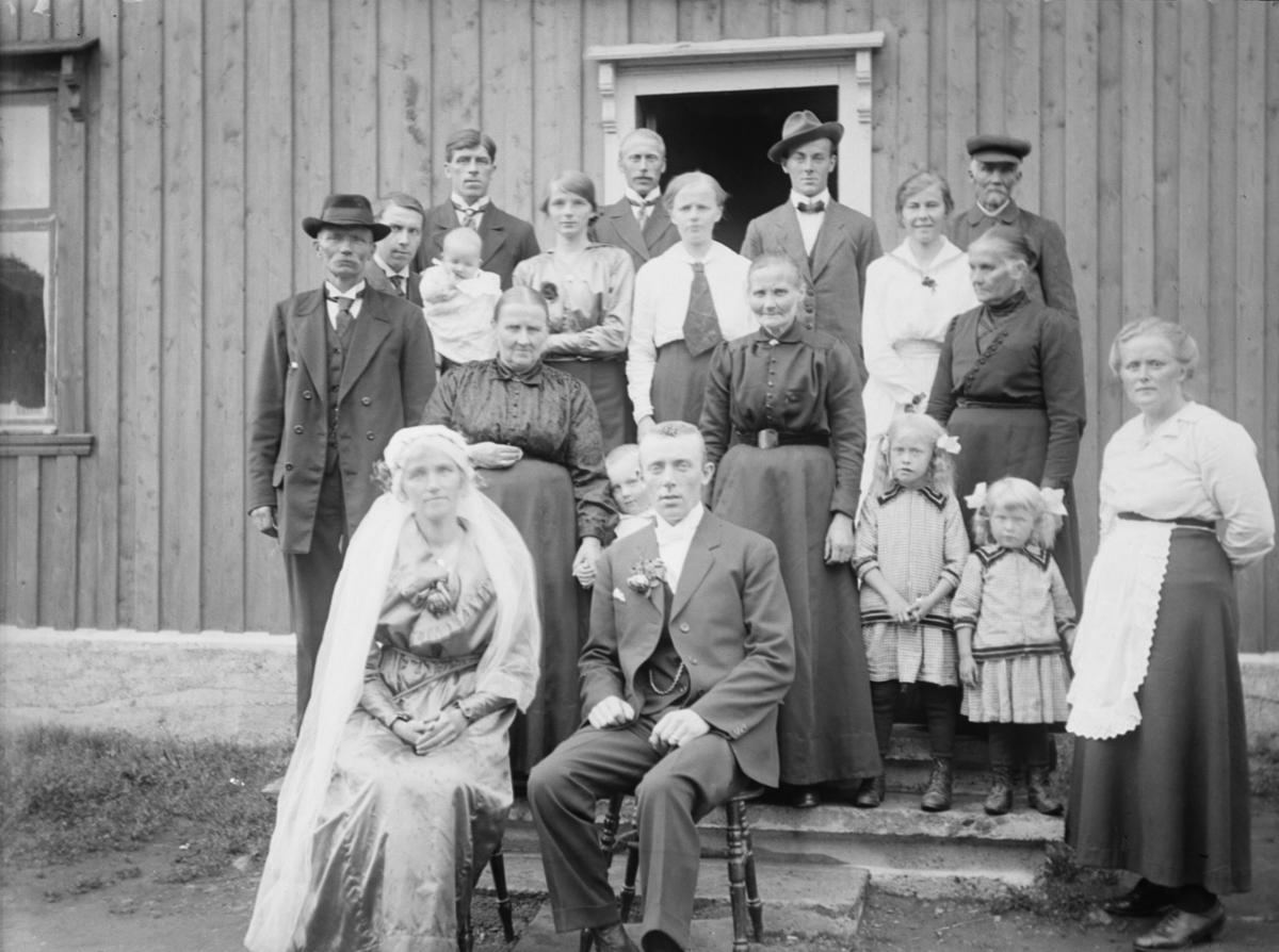 Gruppebilde med brudepar

