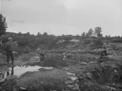 Barn ved vann. Seterhus i bakgrunnen