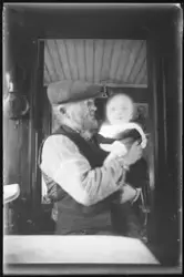 Mann med lite barn på armen