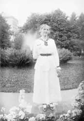 Kvinne foran fontene. Bymiljø