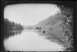 Landskap. Vann og gårdsbebyggelse. Jernbanespor