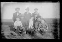 Gruppe menn og gutter i stasklær