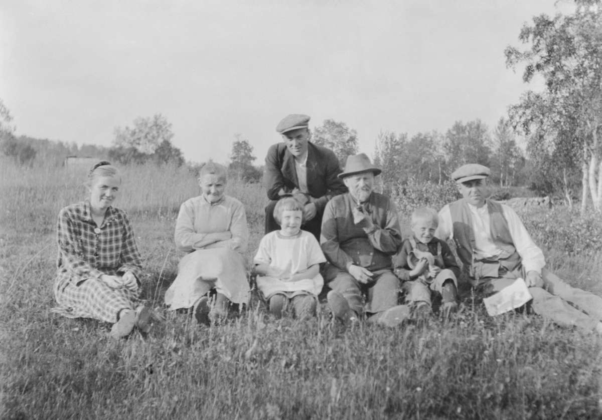 Familiegruppe sittende i graset