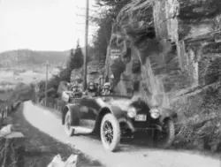 Persombil U-8 med fører og passasjerer