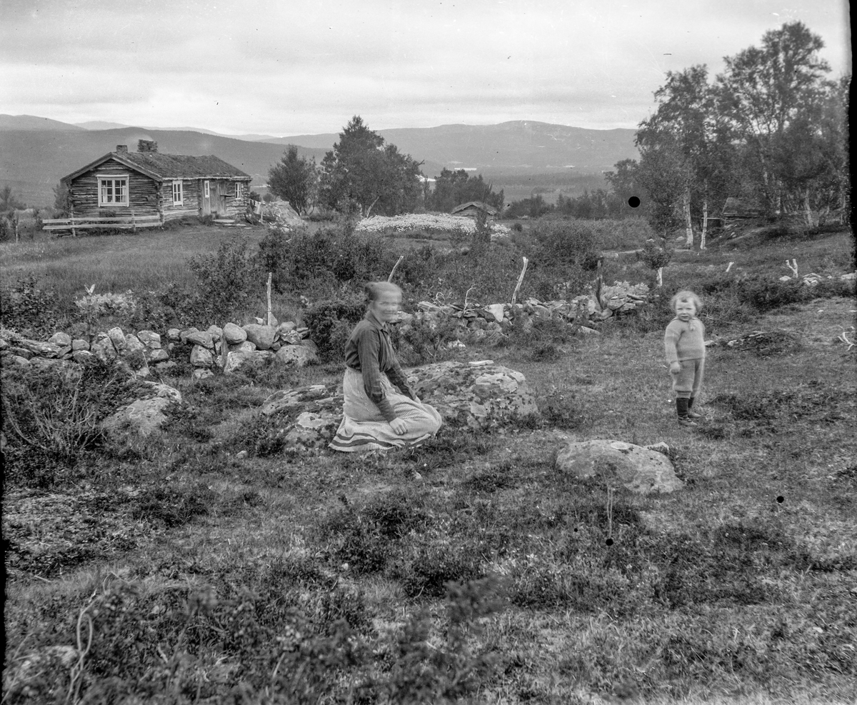 Kvinne og barn ved setervoll