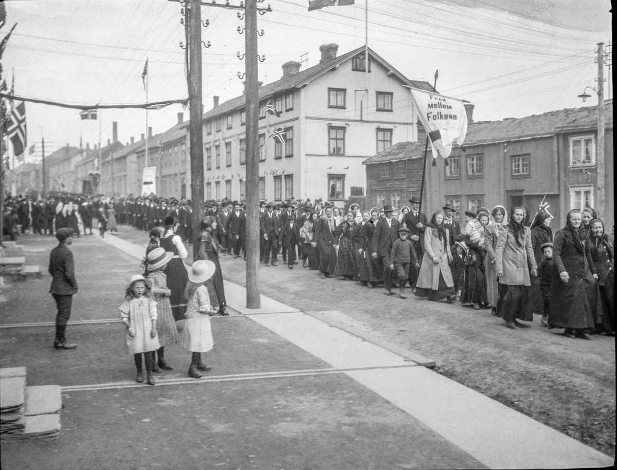 Opptog i Bergmannsgata, Røros, 17.mai 1914