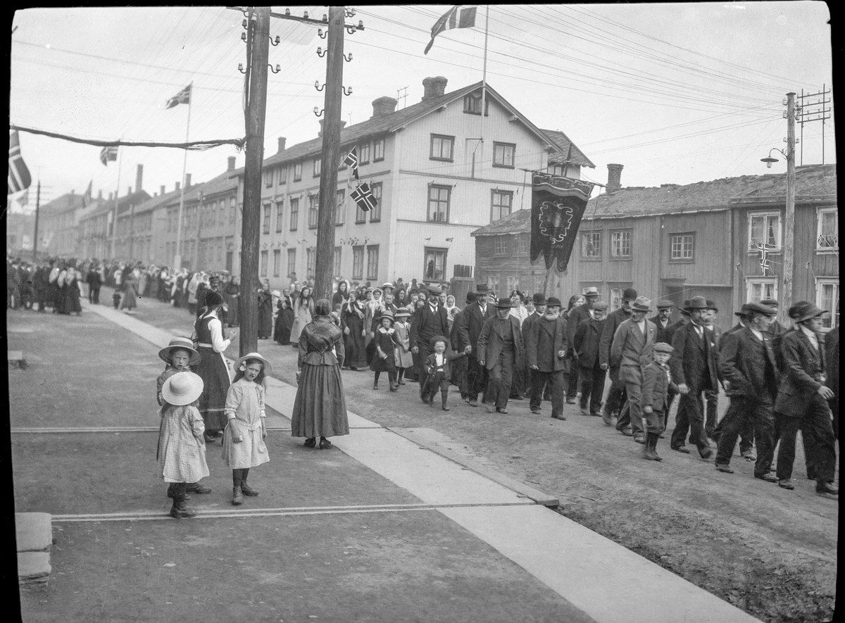 Opptog i Bergmannsgata, Røros, 17.mai 1914