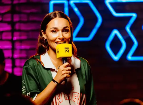 Arianrhod Engebø med gul Nrk P3-mikrofon på scena