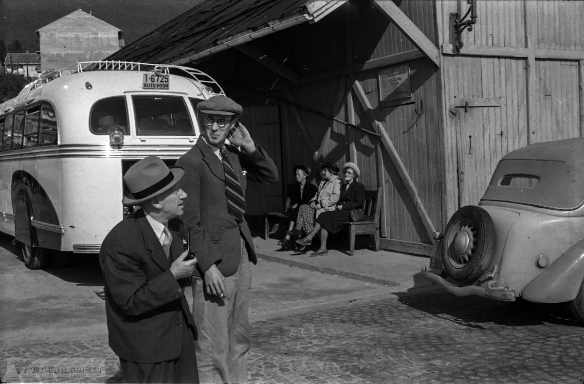 "Kongsli og Nino fra kaia".Volvo 1950-51 mod (Fjeldhus) buss med reg nr T-6725 med 34 seter tilhørende Angvik Auto.