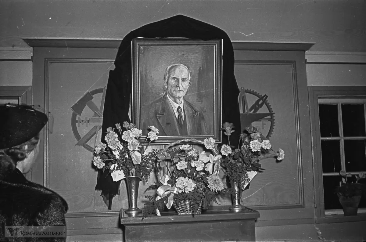 "Oktober 1955"."Far" .Begravelsen til Johannes "Johs" Bjordal f.28.06.1875 d.25.10.1955. .Kisten ble ført til Østa for gravlegging der.