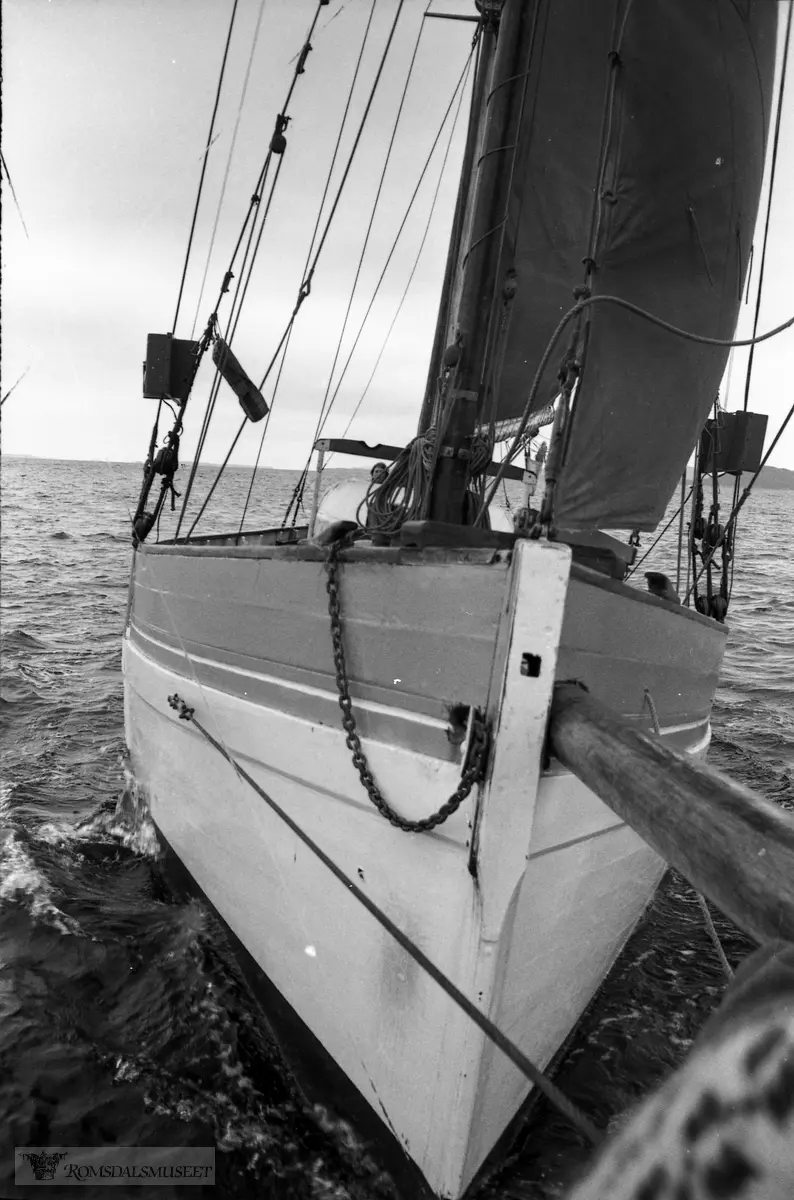 "Åsmund sin film"."Juni 1973".Mellom Bergen og Hardanger. Britisk sloop «Guiding star».