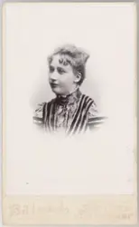 Portrett av ukjent kvinne. Vignettert, visittkort.