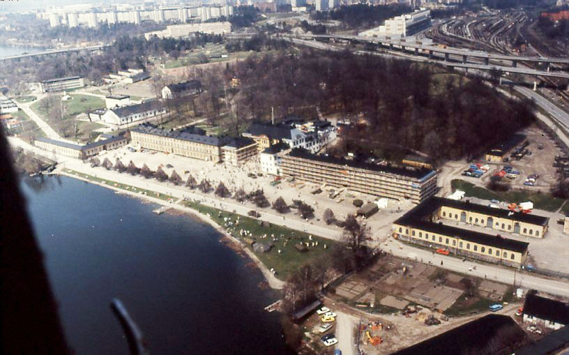 Trängtrupperna 100 år 1985. Flygvy över Karlbergs slott.