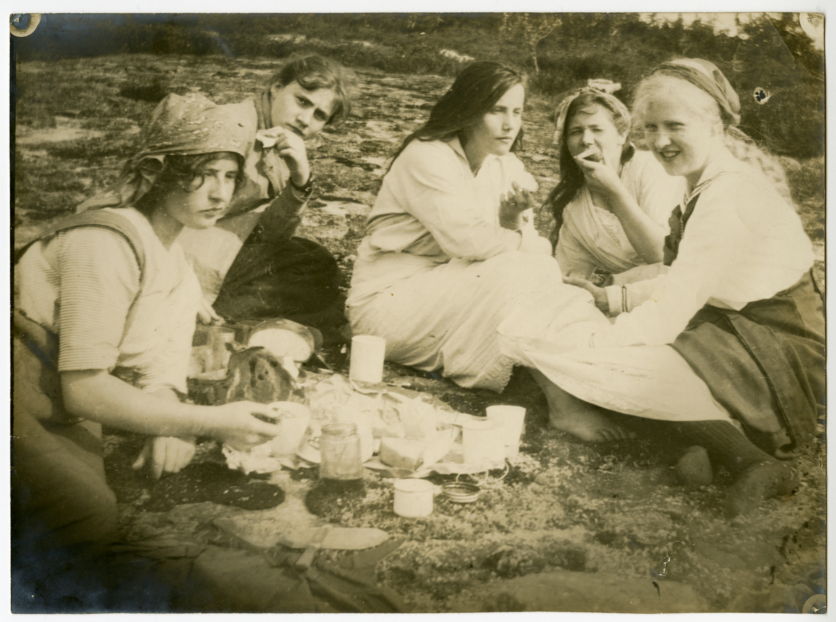 Portrett av ukjente kvinner som spiser på tur, antagelig på 1910-tallet. 

Foto lå løst i album, men er en forstørret versjon av et foto som er limt i albumet. Under foto står det: 

Nordmarken 15/8 1915