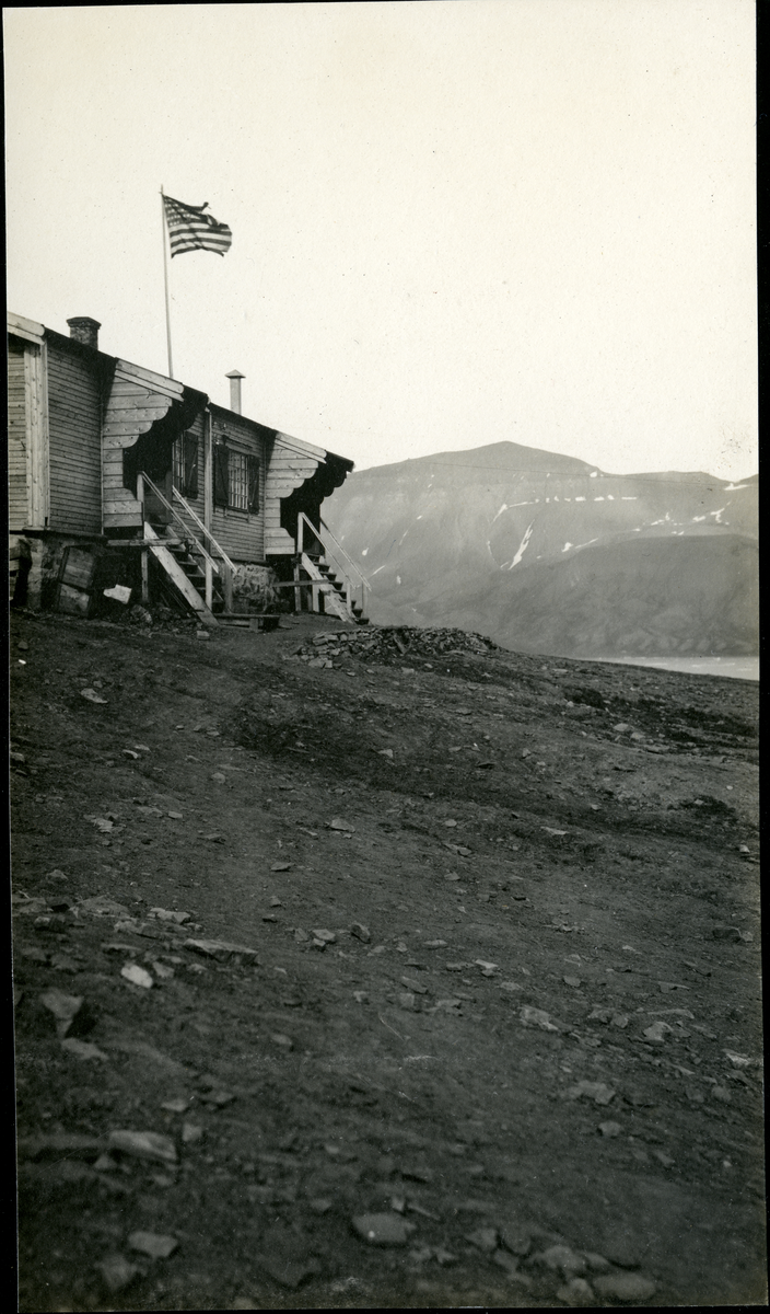 Den amerikanske administrasjonsbolig. Vintersjefens bolig i Longyear City. "Star and stripes" /det amerikanske flagget på taket. Telegrafverkets inspeksjonstur til Svalbard og Finneset i 1911. 