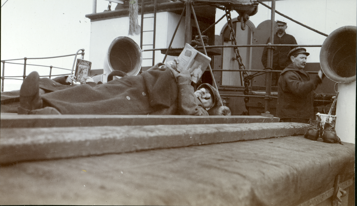 Telegrafinspektør Strømsted tar en "siesta på Nordishavet". Telegrafverkets inspeksjonstur til Svalbard og Finneset i 1911. 