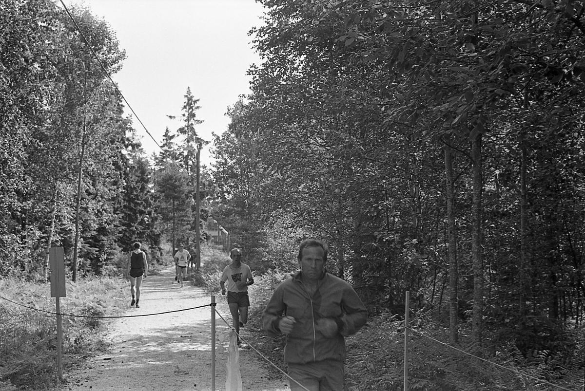 Befälsdag vid Skaraborgs regemente 1982-06-11 i Forsvik. Målgång efter terränglöpning.