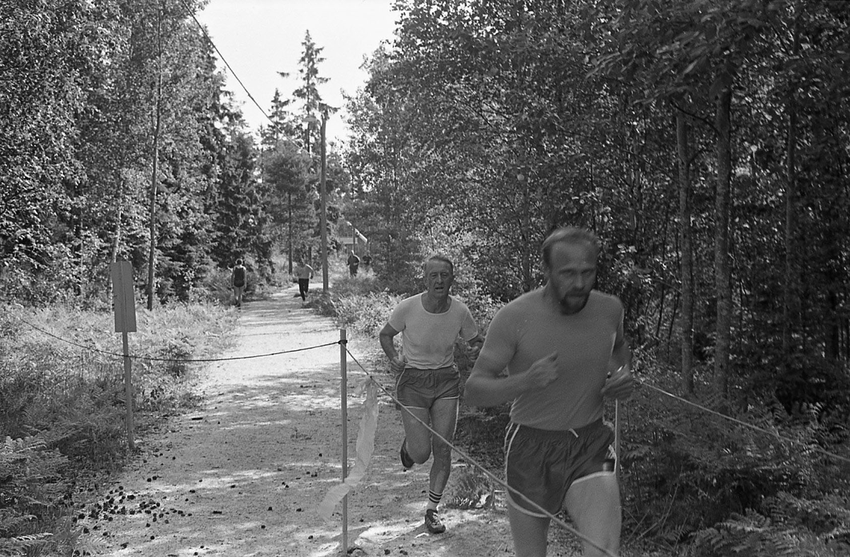 Befälsdag vid Skaraborgs regemente 1982-06-11 i Forsvik. Målgång efter terränglöpning. Björn Ehn i täten.