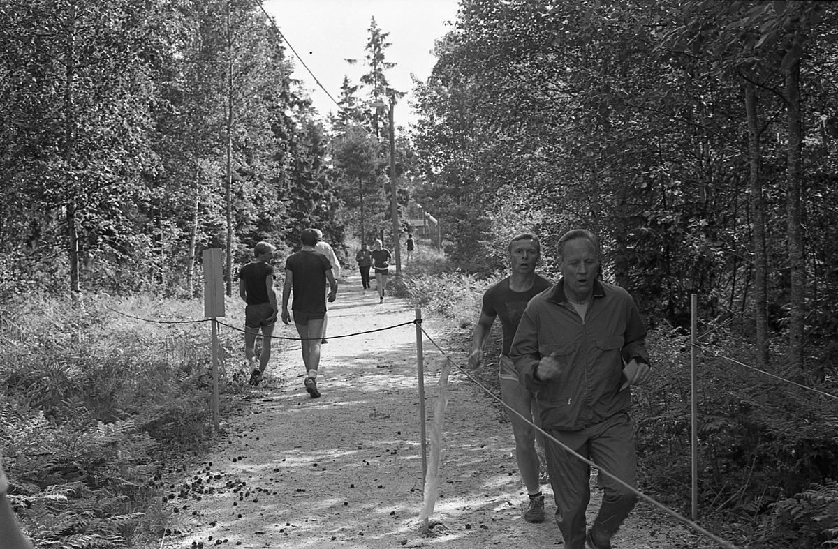 Befälsdag vid Skaraborgs regemente 1982-06-11 i Forsvik. Målgång efter terränglöpning.