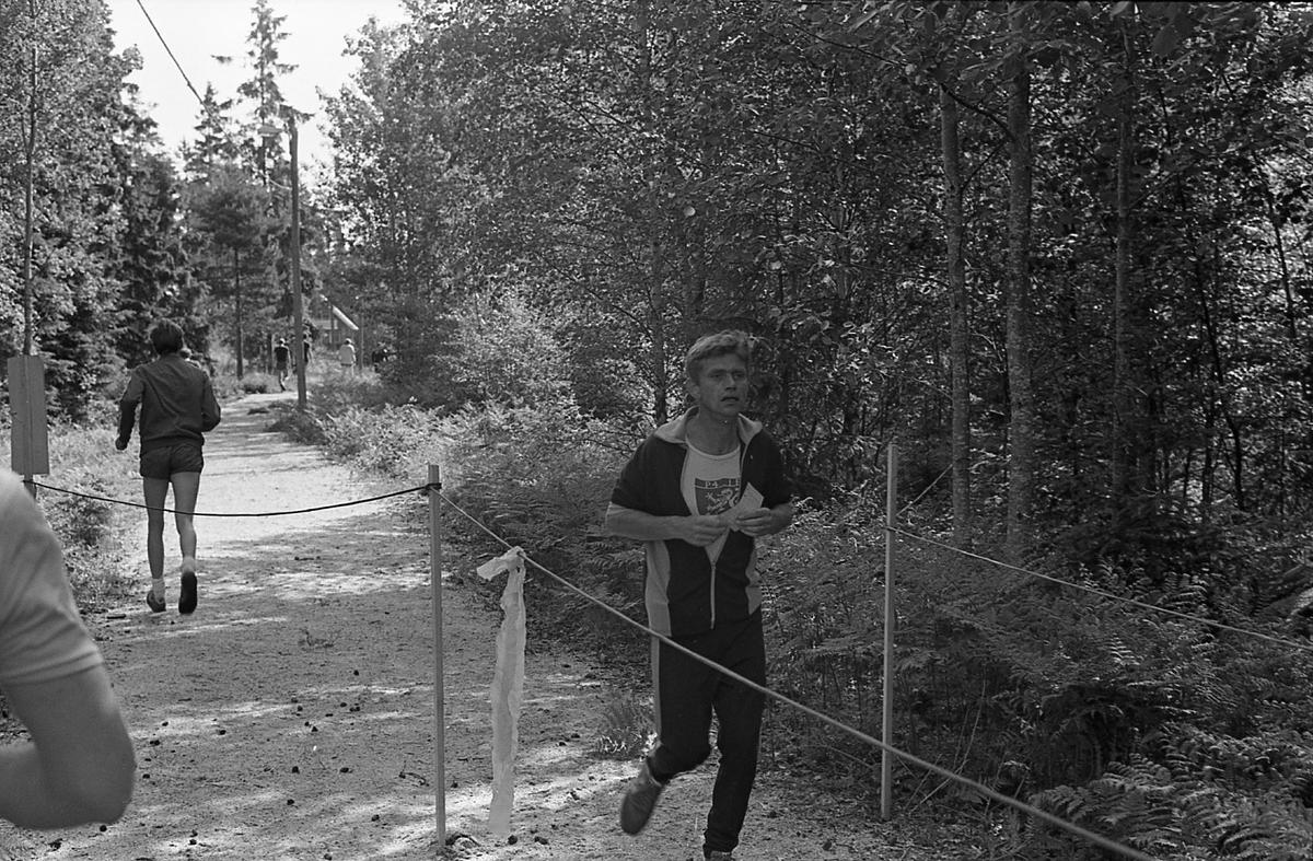 Befälsdag vid Skaraborgs regemente 1982-06-11 i Forsvik. Målgång för Per Åke Alfredsson efter terränglöpning.