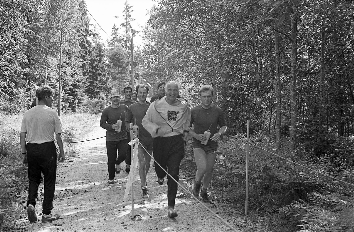 Befälsdag vid Skaraborgs regemente 1982-06-11 i Forsvik. Målgång efter terränglöpning. Regementschefen C-G Norderup i täten.