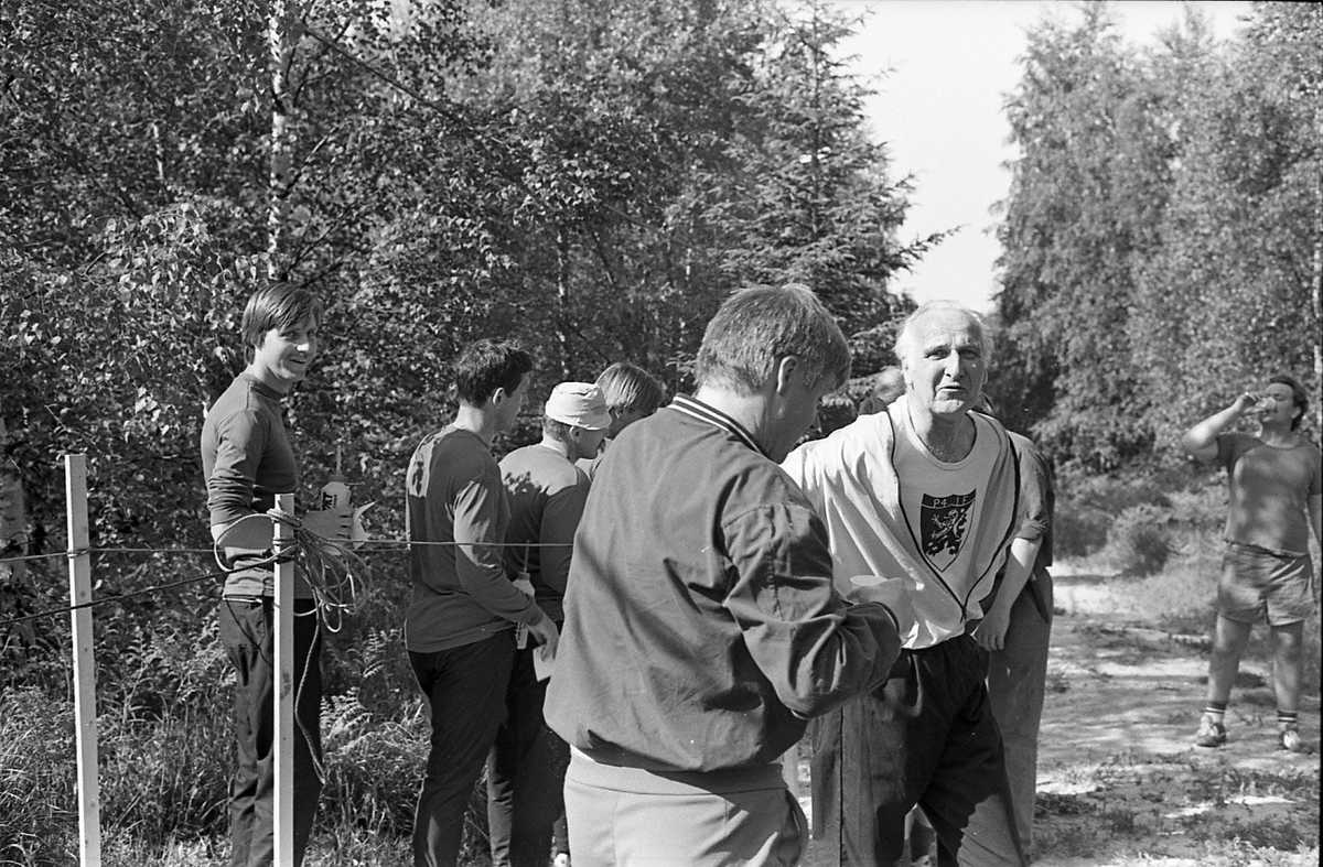 Befälsdag vid Skaraborgs regemente 1982-06-11 i Forsvik. Målgång efter terränglöpning. Regementschefen C-G Norderup närmast till höger.