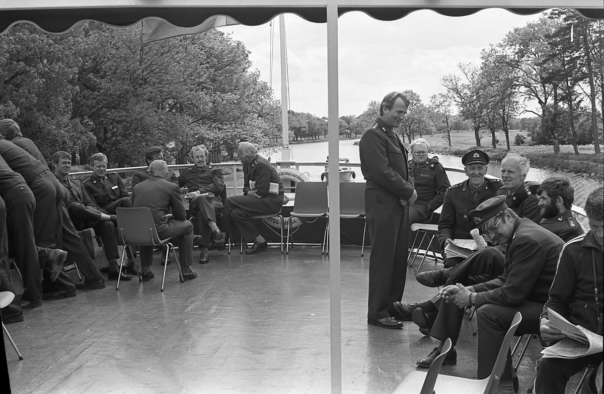 Befälsdag vid Skaraborgs regemente 1982-06-11. Båtfärd från Forsvik till Töreboda på Göta Kanal. I mitten vid livbojen sitter regementschefen C-G Norderup och pratar med Anders Sjöberg.