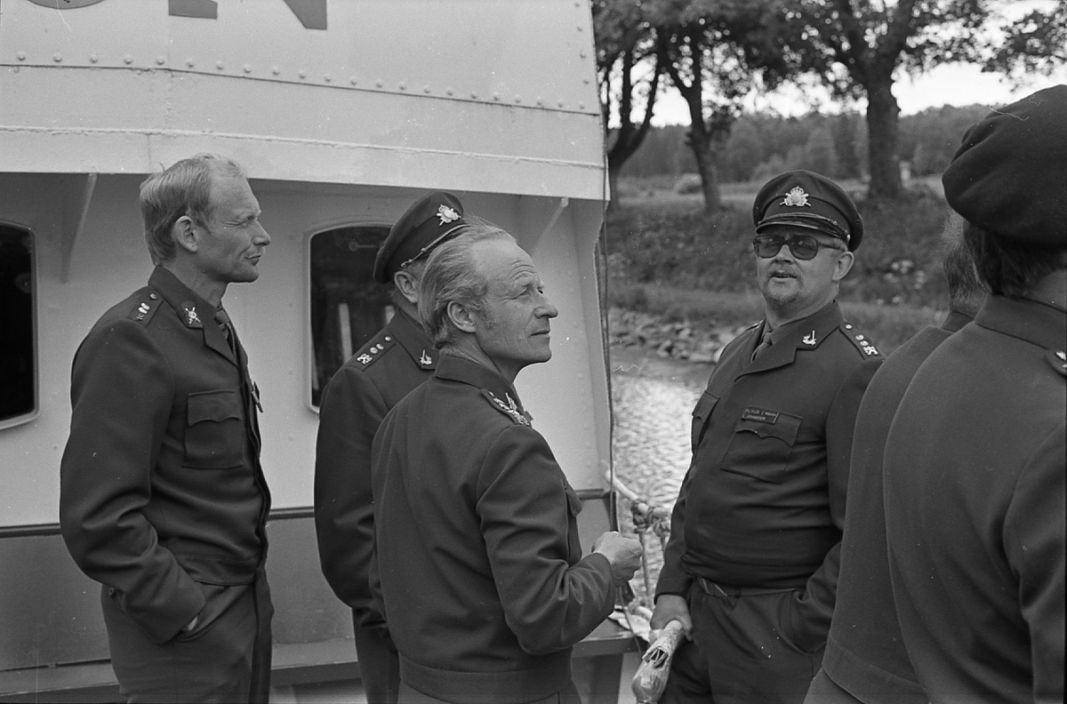 Befälsdag vid Skaraborgs regemente 1982-06-11. Båtfärd från Forsvik till Töreboda på Göta Kanal. Till vänster Leif Ckrona och till höger Leif "Emil" Johansson.