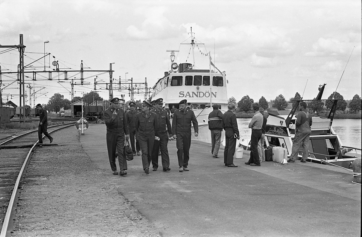 Befälsdag vid Skaraborgs regemente 1982-06-11. Båtfärd från Forsvik till Töreboda på Göta Kanal. Framme i Töreboda.