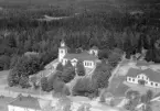 Hovmantorps kyrka och skola, 1947.