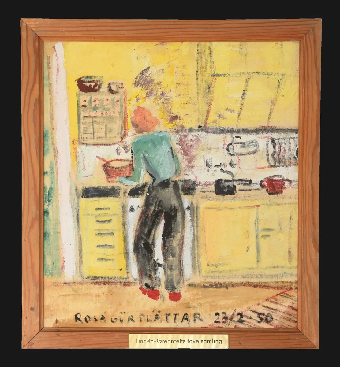 Historisk bild. Titel; Rosa gör plättar 23/2-50, (nummer 64), interiör. Signatur saknas. Ram; 2 cm, trävit. 
Motivet visar en köksmiljö med gul köksinteriör i 1950-tals stil. Framför spisen är en kvinna sedd bakifrån (vänd mot spisen) med orange hår till ovanför axlarna. Klädd i  turkos blus, svarta byxor och röda skor.