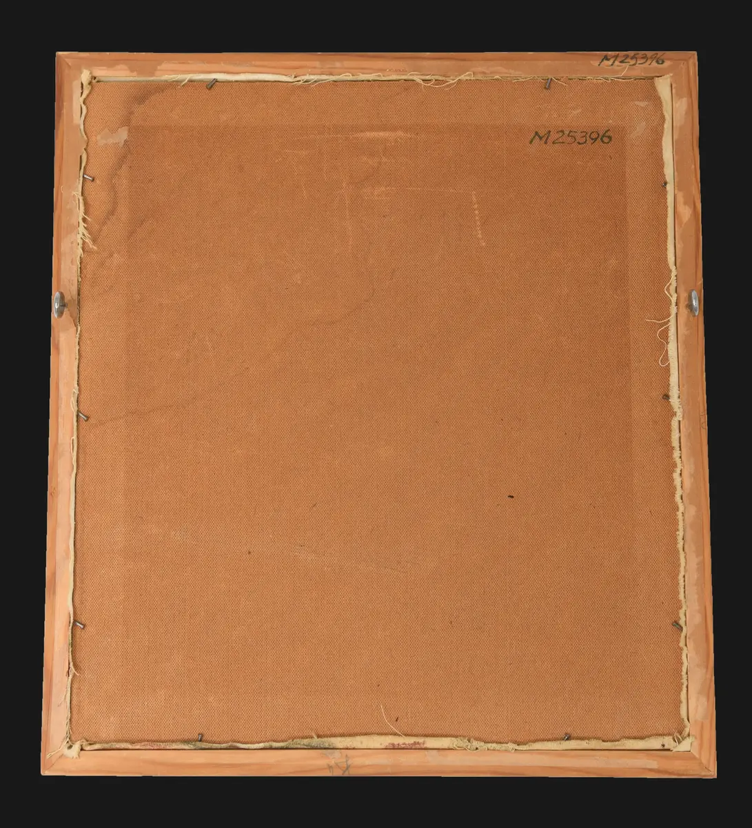 Historisk bild. Titel; Rosa gör plättar 23/2-50, (nummer 64), interiör. Signatur saknas. Ram; 2 cm, trävit. 
Motivet visar en köksmiljö med gul köksinteriör i 1950-tals stil. Framför spisen är en kvinna sedd bakifrån (vänd mot spisen) med orange hår till ovanför axlarna. Klädd i  turkos blus, svarta byxor och röda skor.