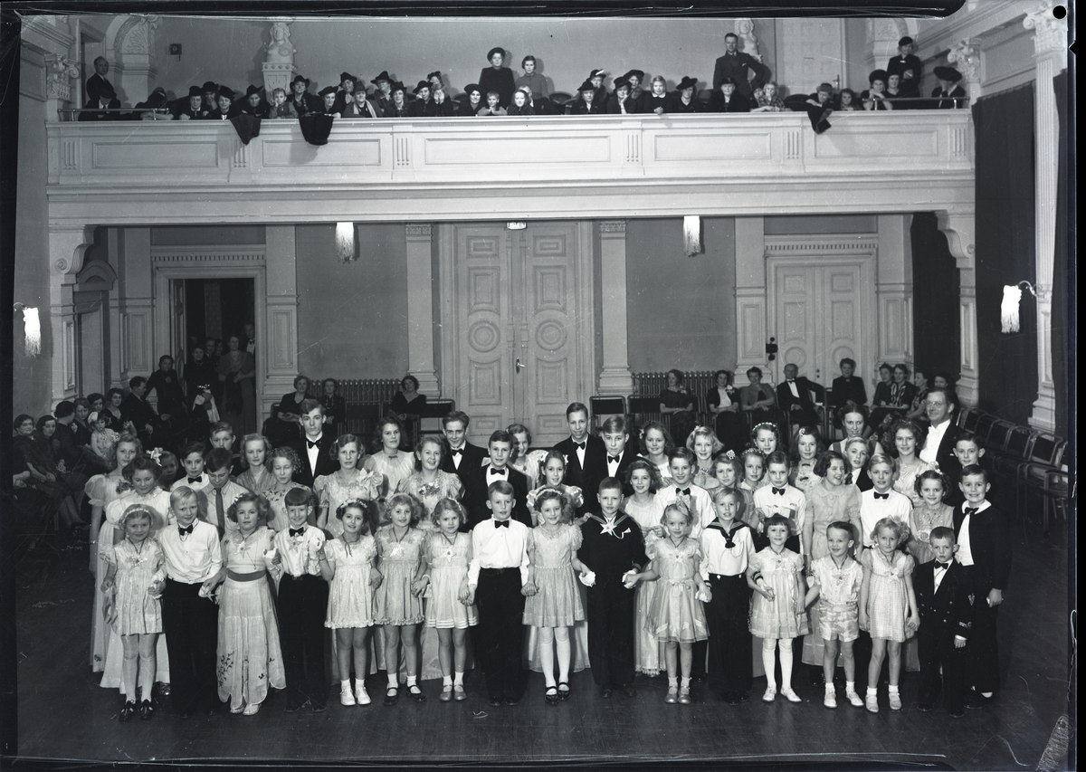 Foto av barneball, trolig Holmboes danseskole 

Påskrift på konvolutt: Holmboes ball