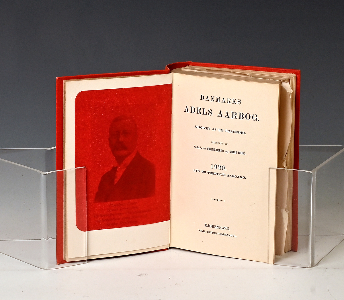 Prot: Danmarks Adels årbok 1884-1920, 37 bd + dødsliste for Aarene 1884-1908. 1-37te aarg. Kbhv. I originalt raudt shirtingsband.