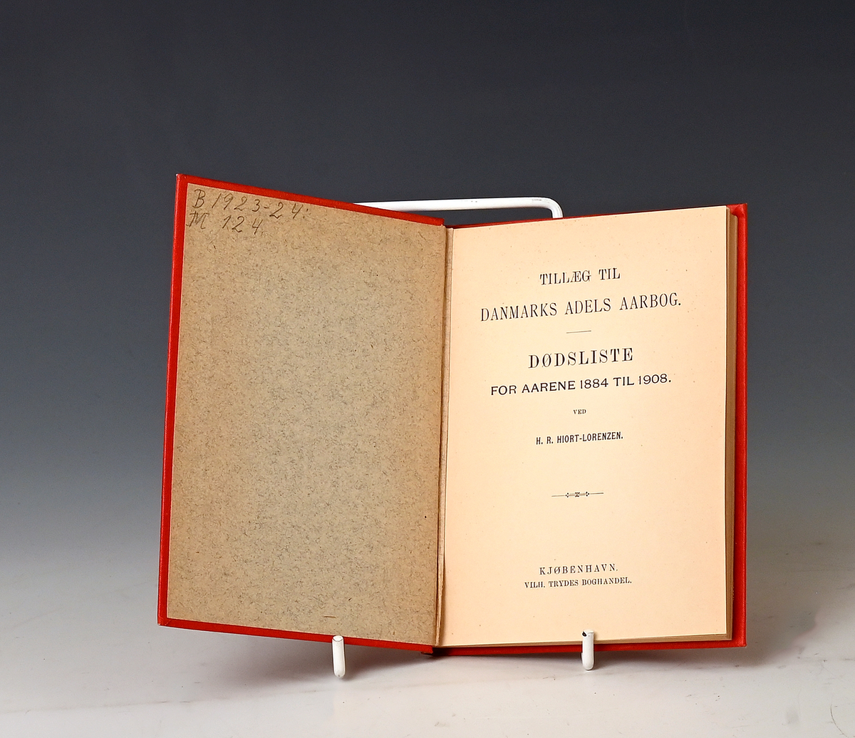 Prot: Danmarks Adels årbok 1884-1920, 37 bd + dødsliste for Aarene 1884-1908. 1-37te aarg. Kbhv. I originalt raudt shirtingsband.